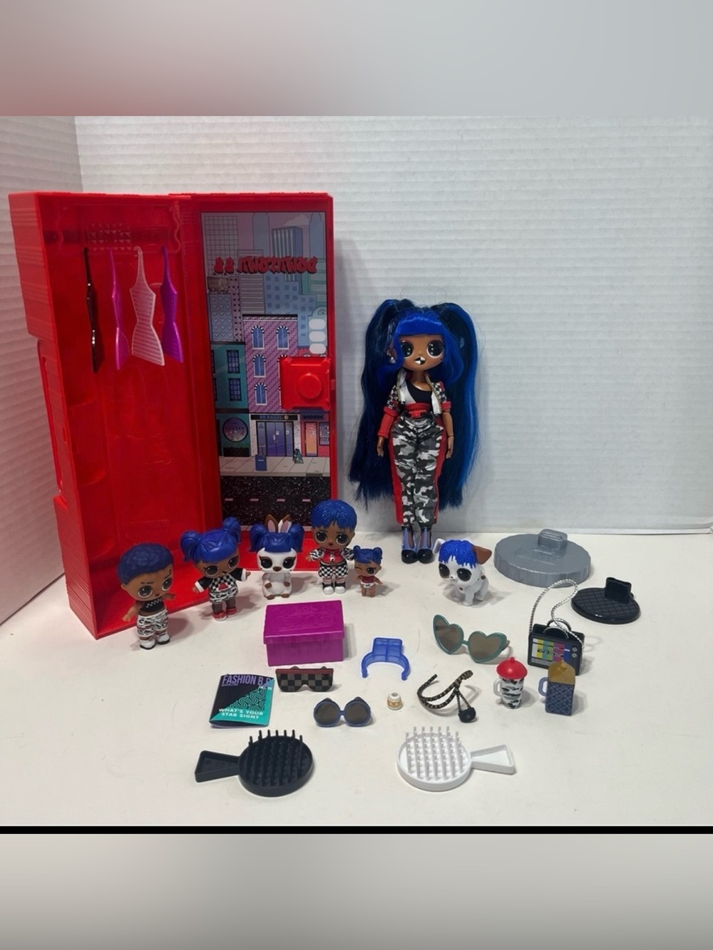 L.O.L. Surprise! O.M.G. Dolls downtown BB and family with locker toys